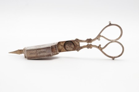 Bandeja e tesoura de morrões em prata, bandeja elíptica com gradinha e gravados